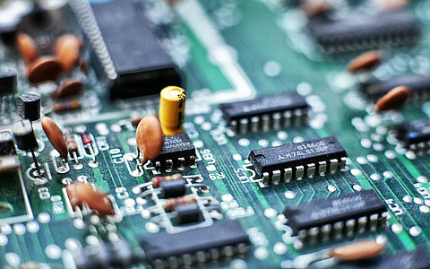 2024 年我國(guó) OLED 產(chǎn)值超千億元，占全球市場(chǎng)半壁江山